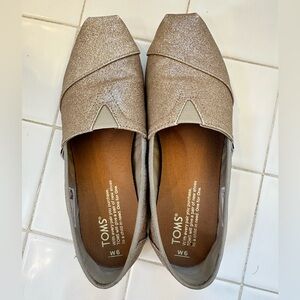 Toms Rose Gold Glimmer Classic slip-on Shoes. Size 6.